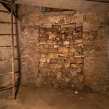 ... per ritrovarci sul pavimento dell�edificio di culto del IX-X secolo. Di fronte a noi ecco l�originario portale di accesso al tempio, oggi murato, con ai lati due grossi pilastri di cemento posti durante gli scavi degli anni 70